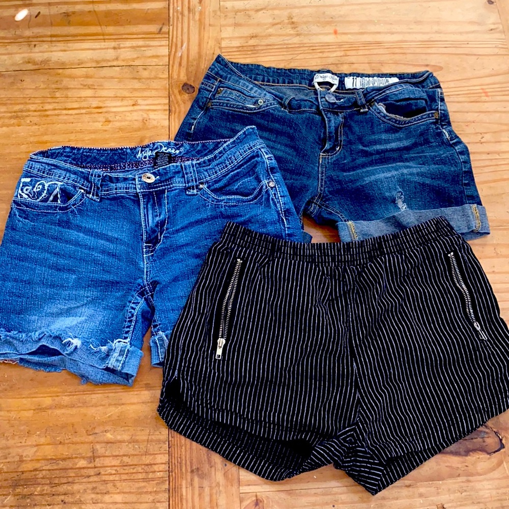 Woman’s lot of 3 shorts